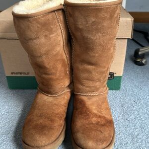 Ugg shearling tall boot women’s size 8.